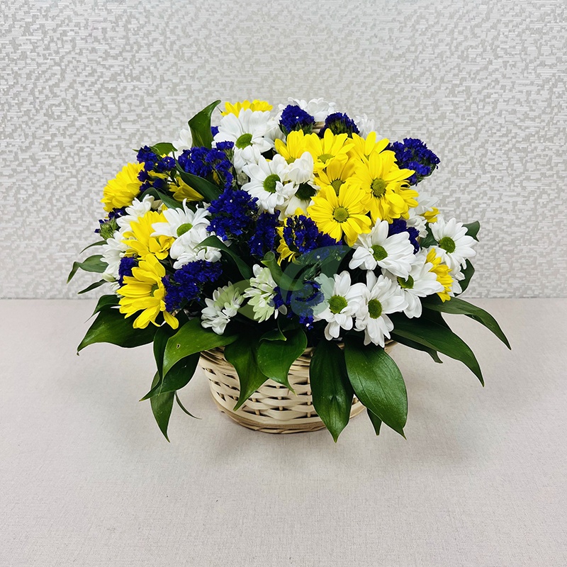 Желтые и белые хризантемы в декоративной корзине